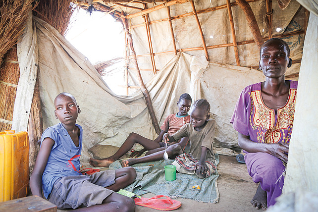 Famillie du Soudan du Sud dans sa tente dans un camp de réfugiés en Ouganda.