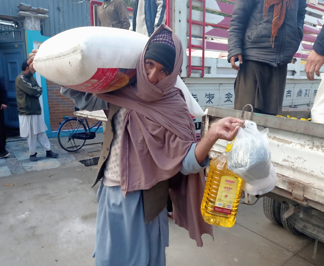 Mann in Kabul erhält Lebensmittel.