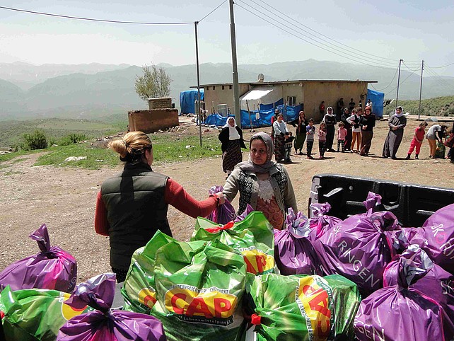 Les équipes locales d'aide d'urgence distribuent des colis de secours à ceux des leurs qui sont dans la misère.